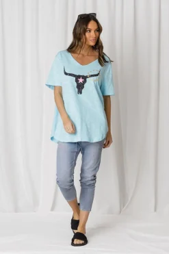 Fashion Express Avalon Steer V-Neck Tee | Arctic